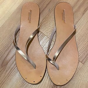 American Eagle flip flops